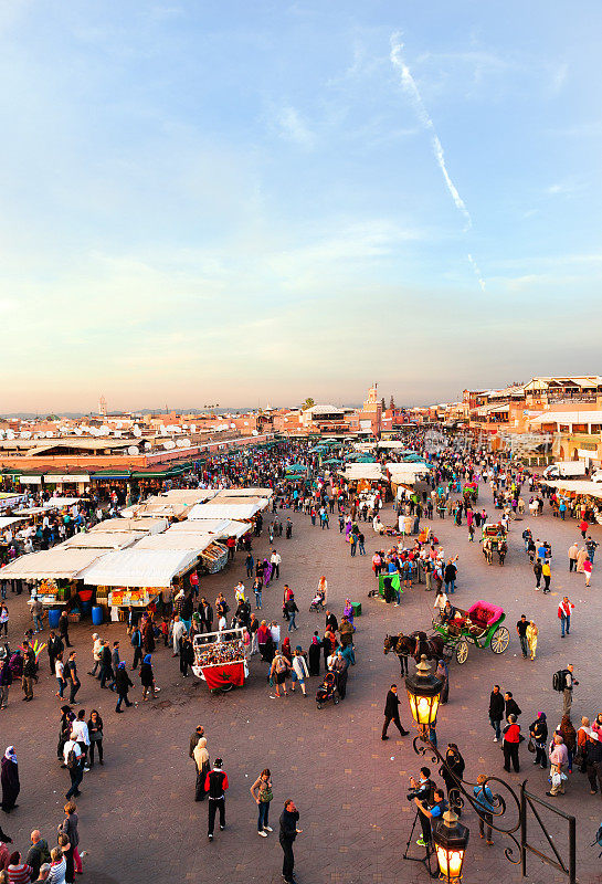 日落Djemaa El Fna广场与库图比亚清真寺，马拉喀什，摩洛哥